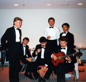 Ewa Demarczyk Australia Tour 1989 - garderoba przed koncertem w Melbourne: Janusz Frączek, Robert Windak, Maciej Jamroga, Krzysztof Orzechowski, Olek Nowak i Krzysztof Oczkowski